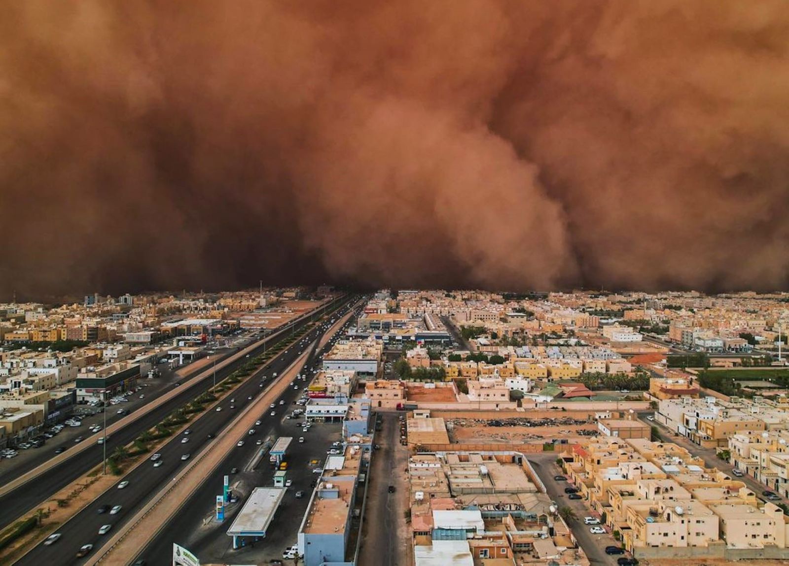 عاصفة رملية في السعودية 